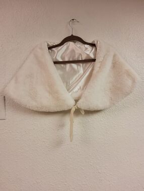 Vintage Cream Faux Fur Bridal Shawl Collar Capelet